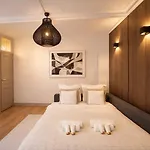 Champs Elysees - Premium Family For 5 * باريس