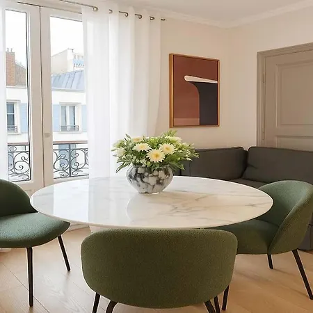 Champs Elysees - Premium Family For 5 *