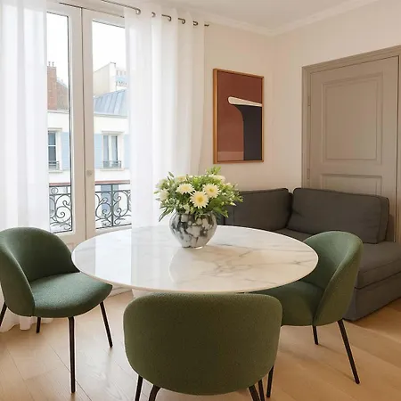 Champs Elysees - Premium Family For 5 *