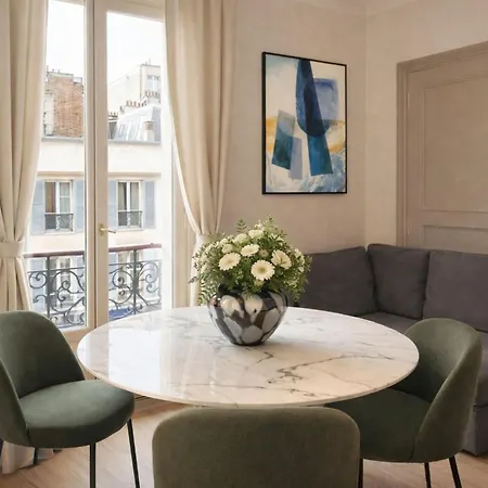 Champs Elysees - Premium Family For 5 Paris
