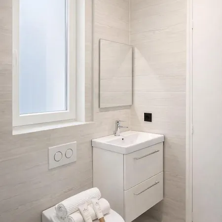 Champs Elysees - Premium Family For 5 *